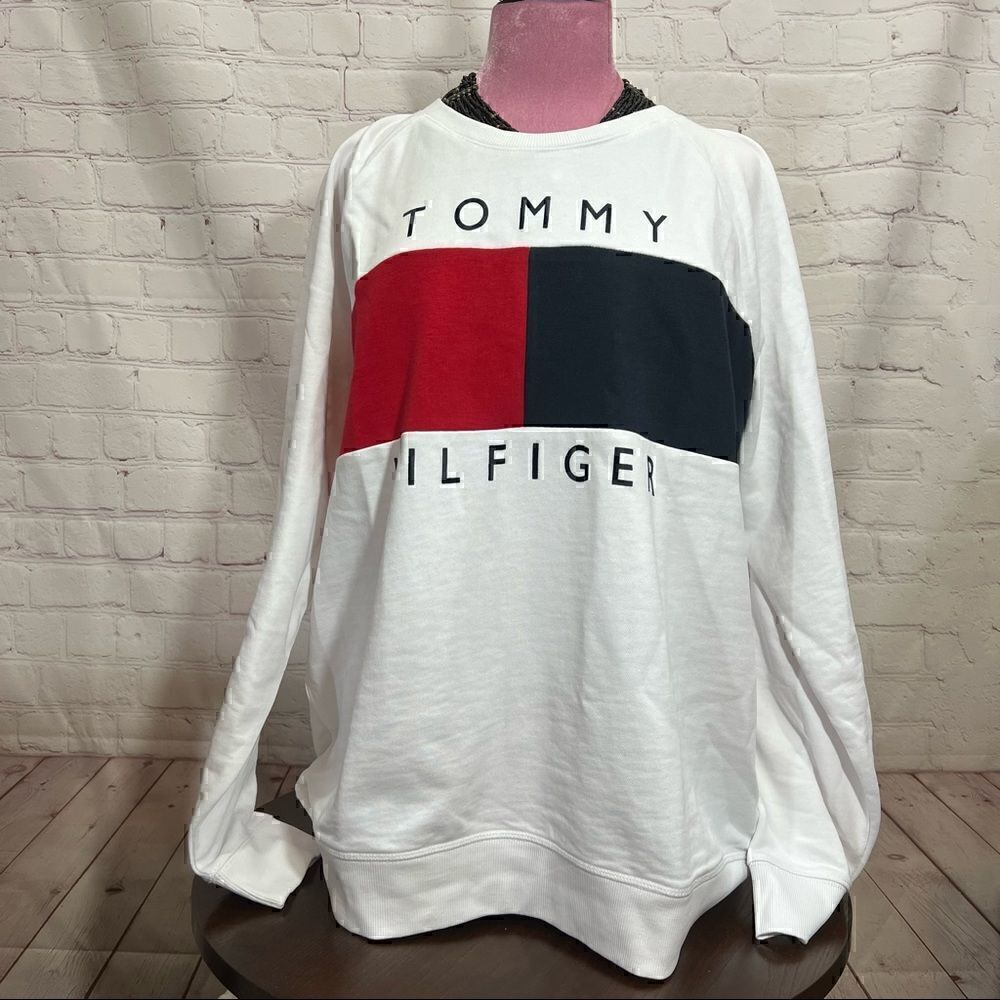 TOMMY HILFIGER retro 90’s style Medium Sweatshirt nwt $69